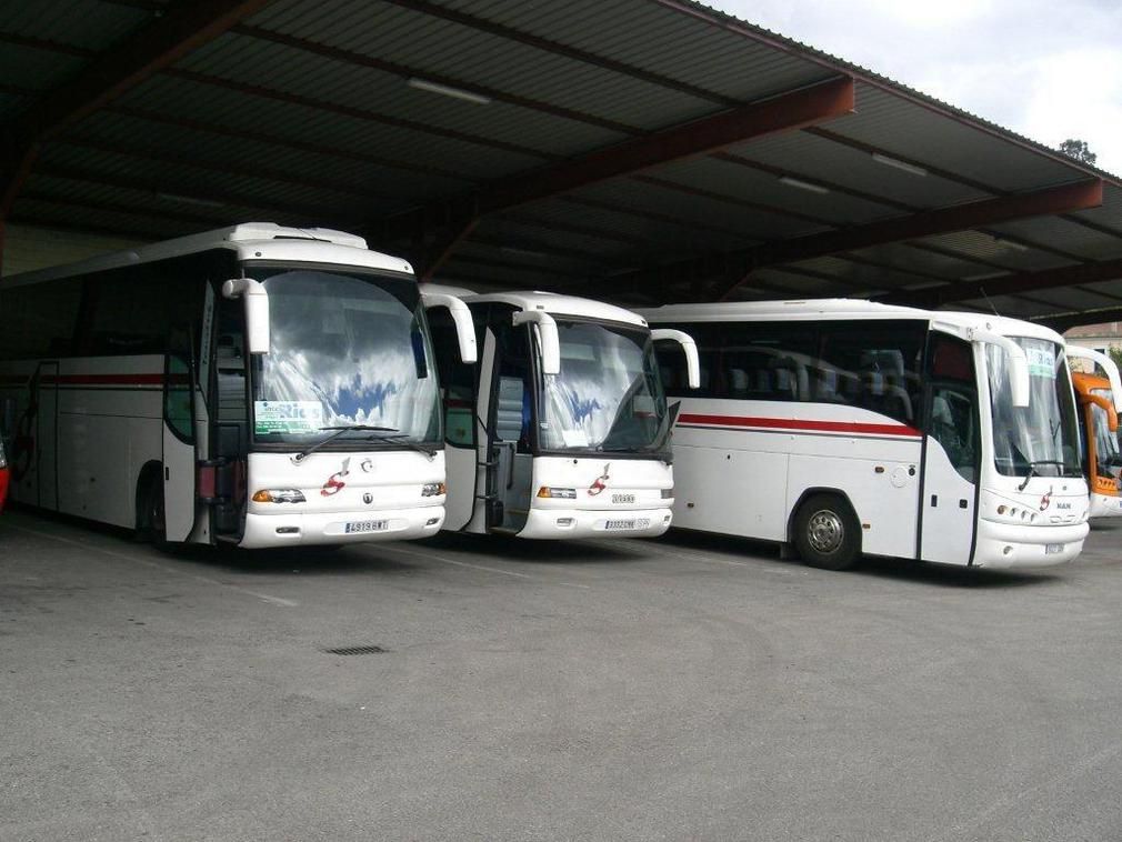 Autobuses serigrafiados en terminal de estación de autobuses