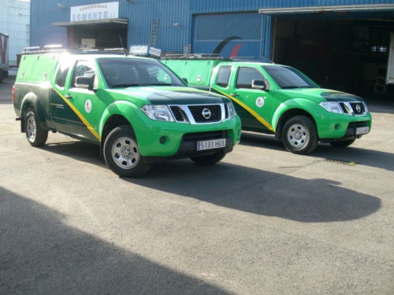 Dos vehículos de Nissan pintados en tonos verdes