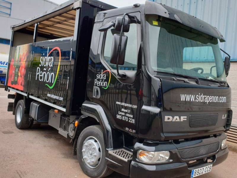 Camión oscuro de reparto rígido con serigrafía para Sidrería Peñón