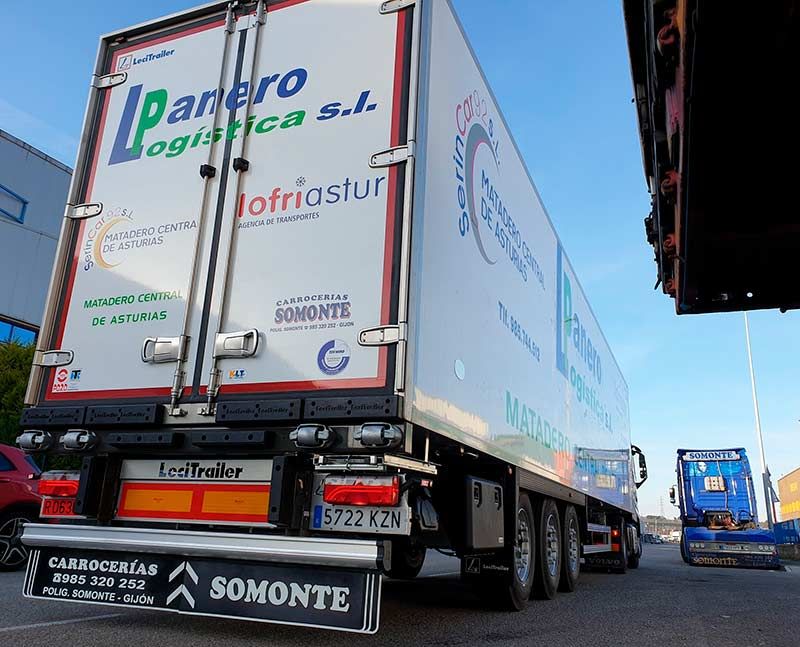 Vista trasera de Isotermos blanco para empresa de logística