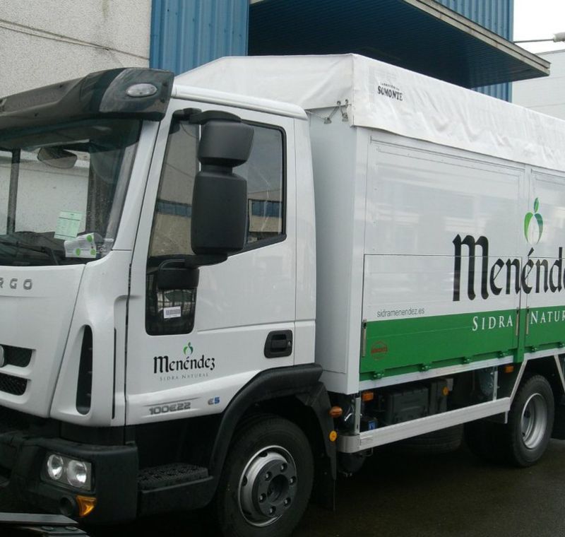 Camión blanco de reparto rígido con serigrafía para Sidrería Menéndez